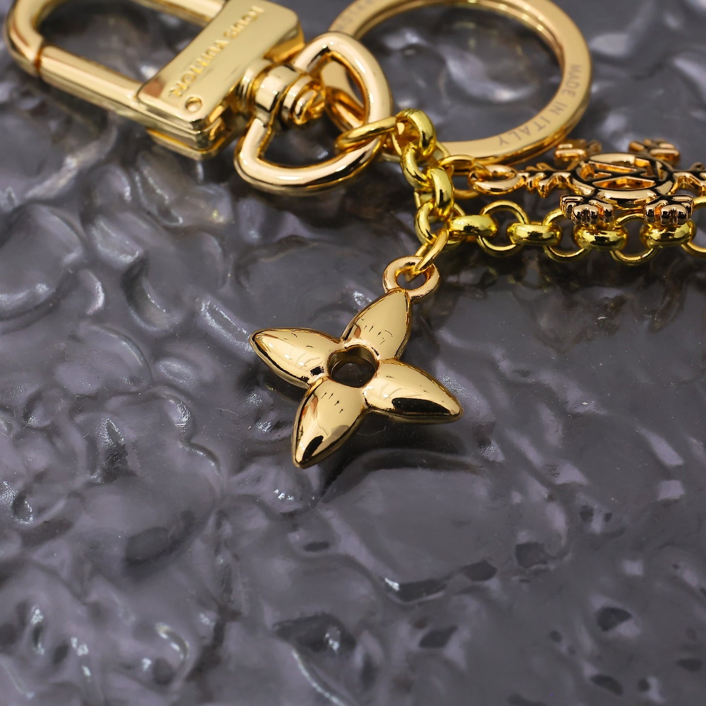 14E93ADE Stylish key closure