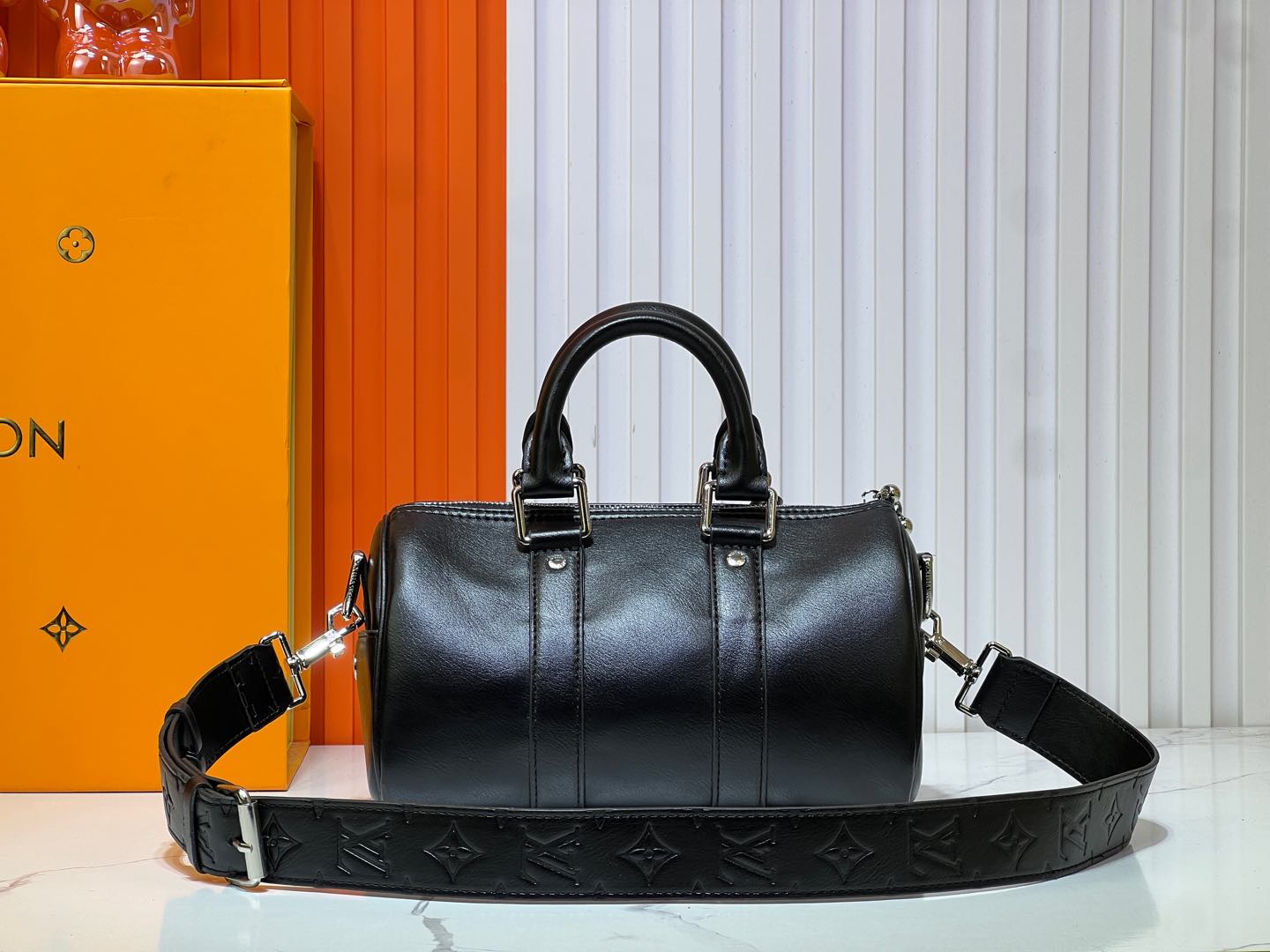 2WE39BDE Stylish leather bag