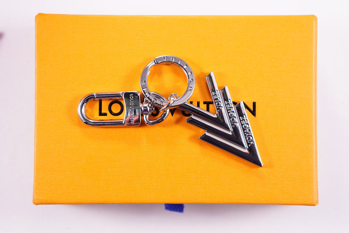 14E89ADE Stylish key closure