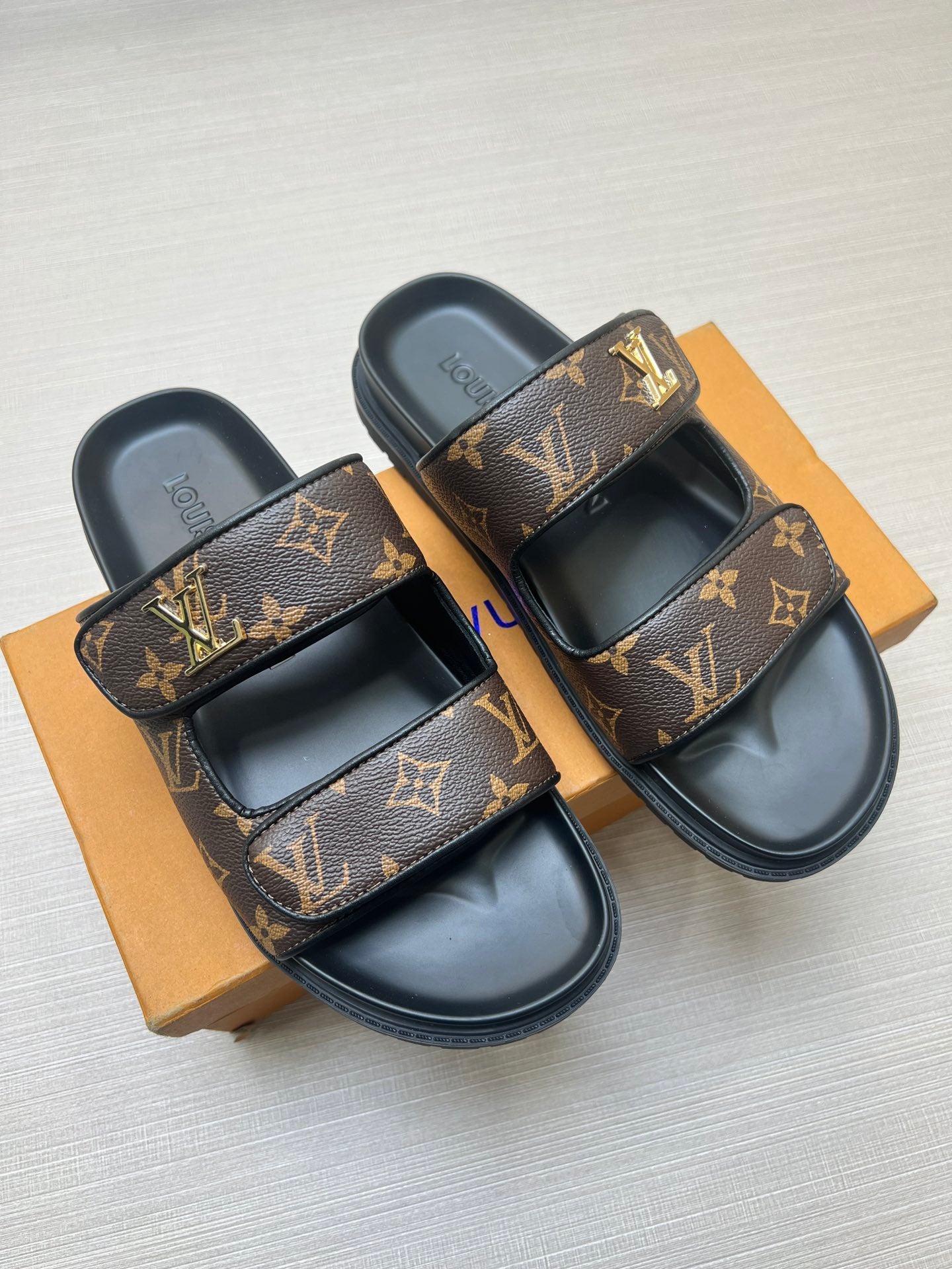 54E11ZDE Stylish slippers