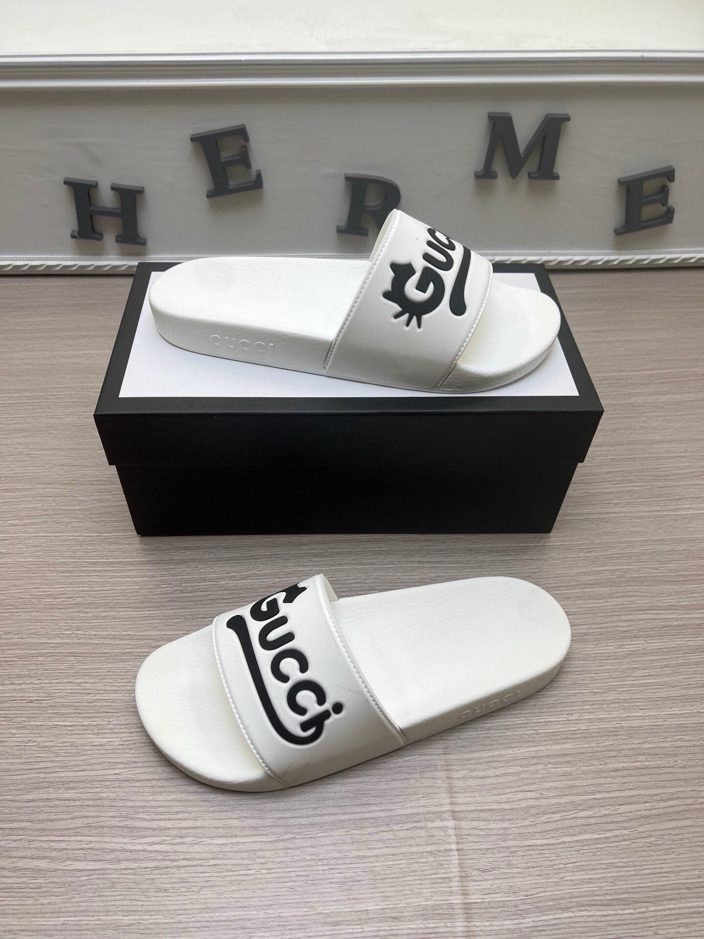 5LB220ZDE Stylish Slippers