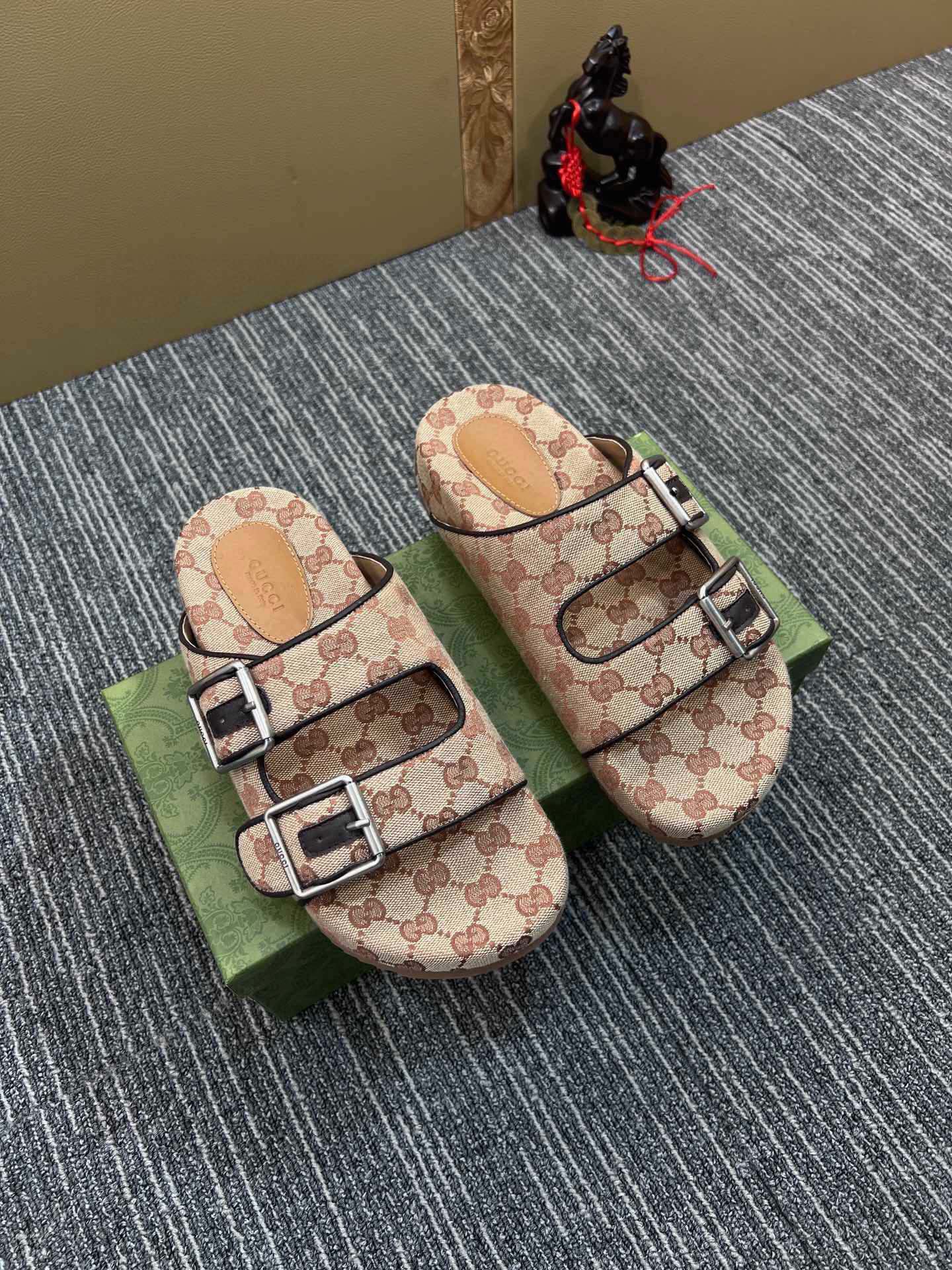 54B123ZDE Stylish slippers