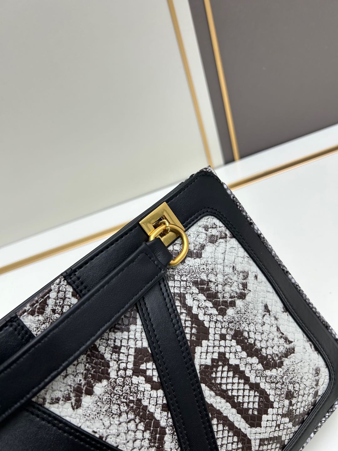 2WVL47BDE Stylish leather bag