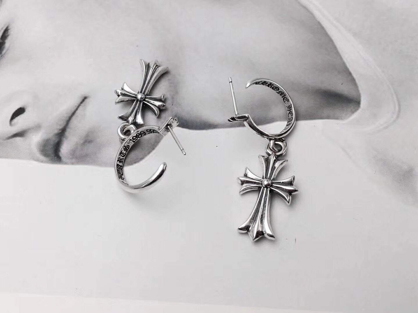 15QA2EDE Stylish Earrings