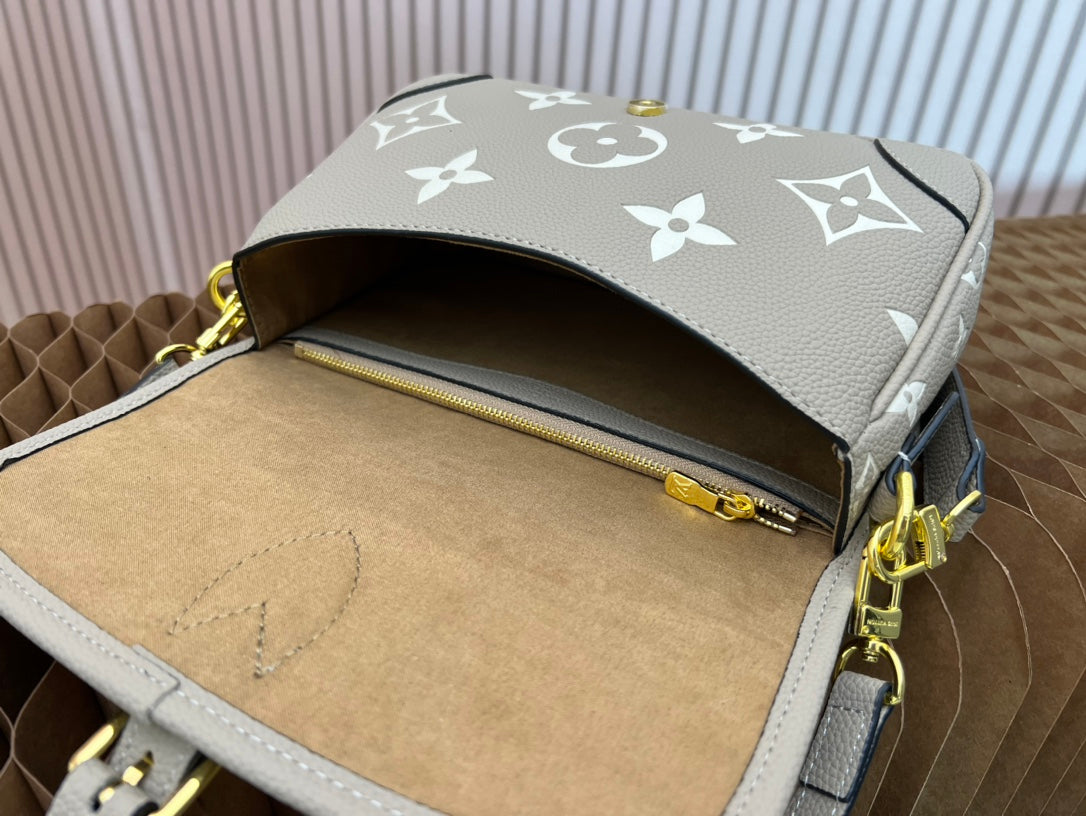 2XE028BDE Stylish leather bag 