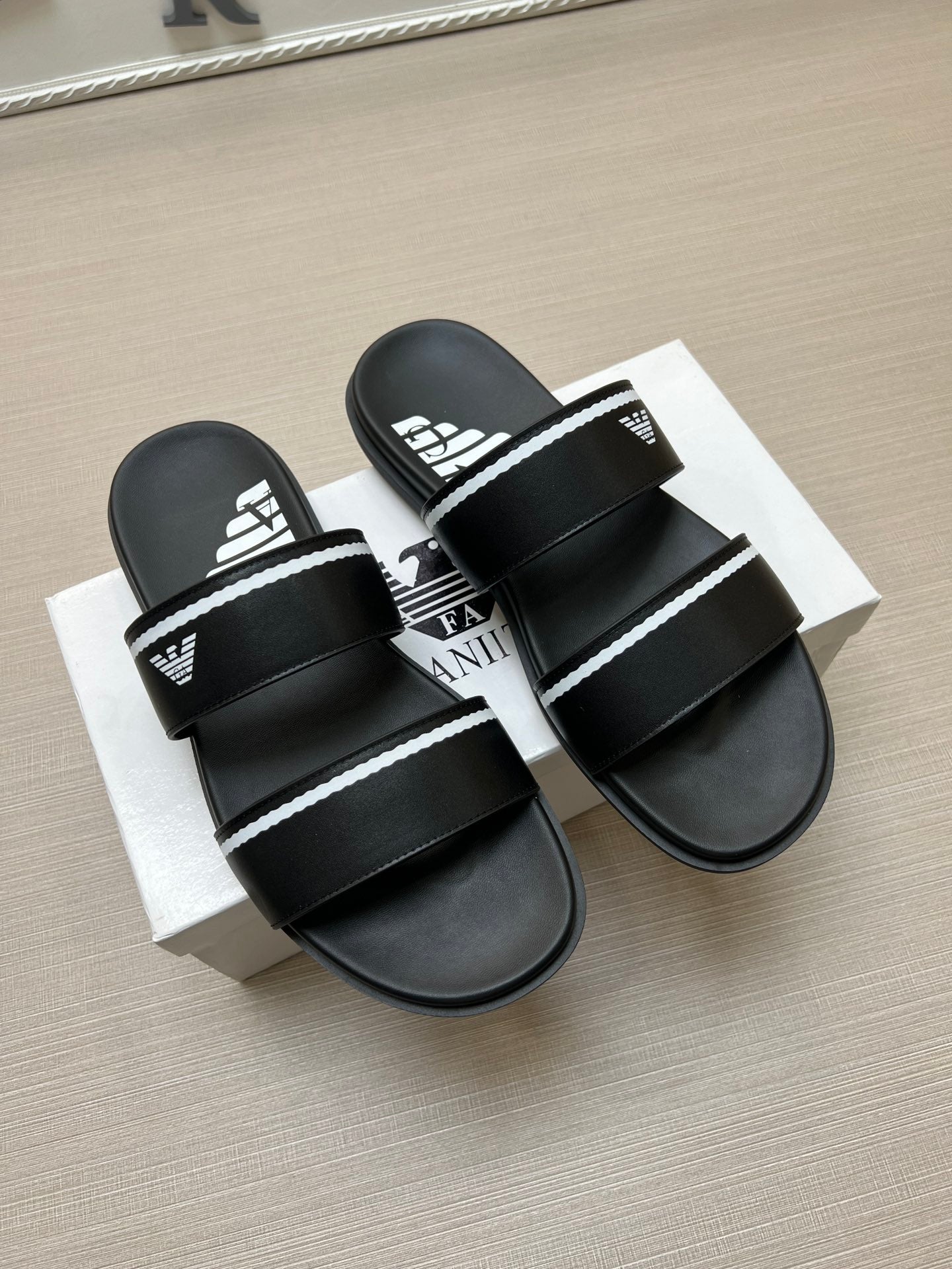 54A102ZDE Stylish slippers