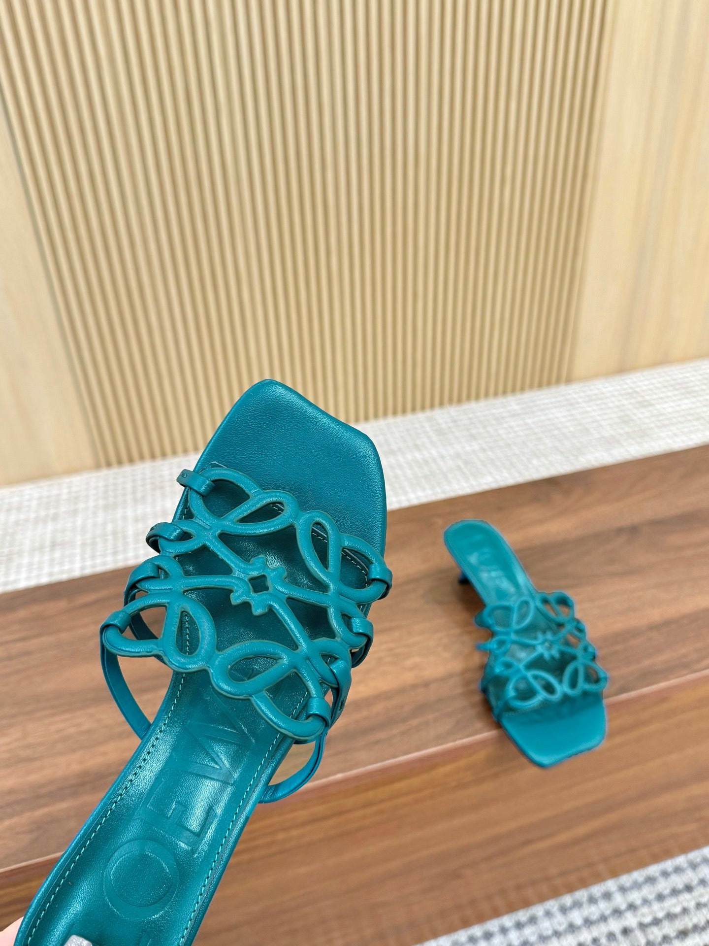 255QA33ZDE Stylish leather Slippers