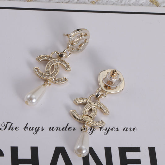 15QC8EDE Stylish Earrings