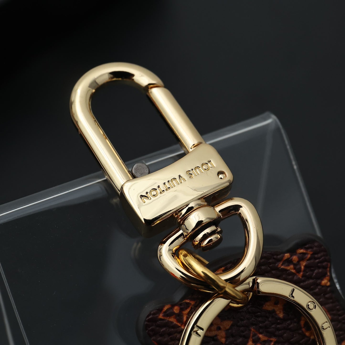14E88ADE Stylish key closure