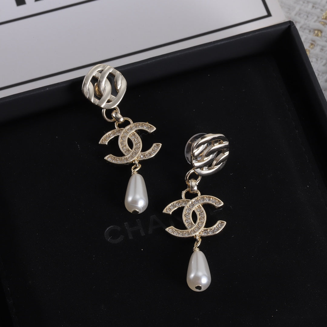 15QC8EDE Stylish Earrings