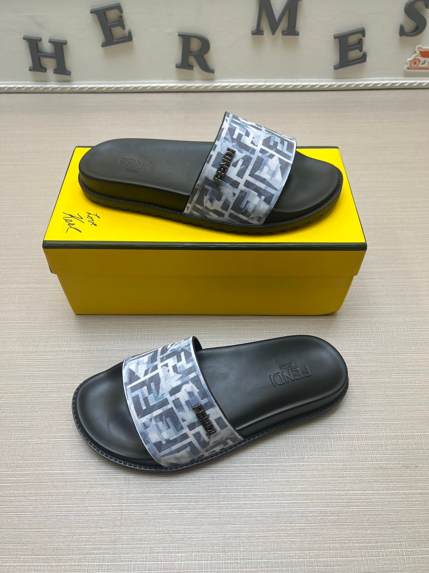 54F120ZDE Stylish slippers