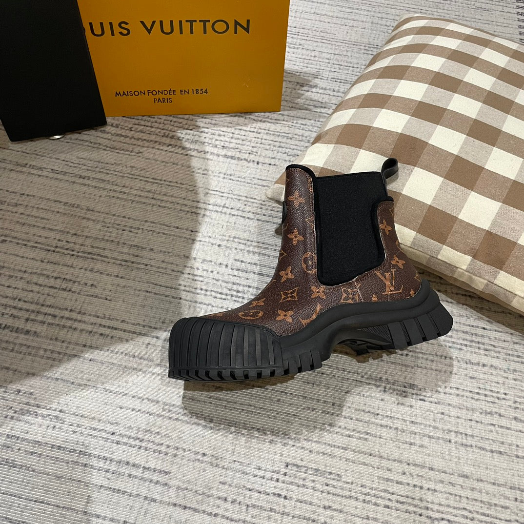 1JE8ZDE Stylish leather boots