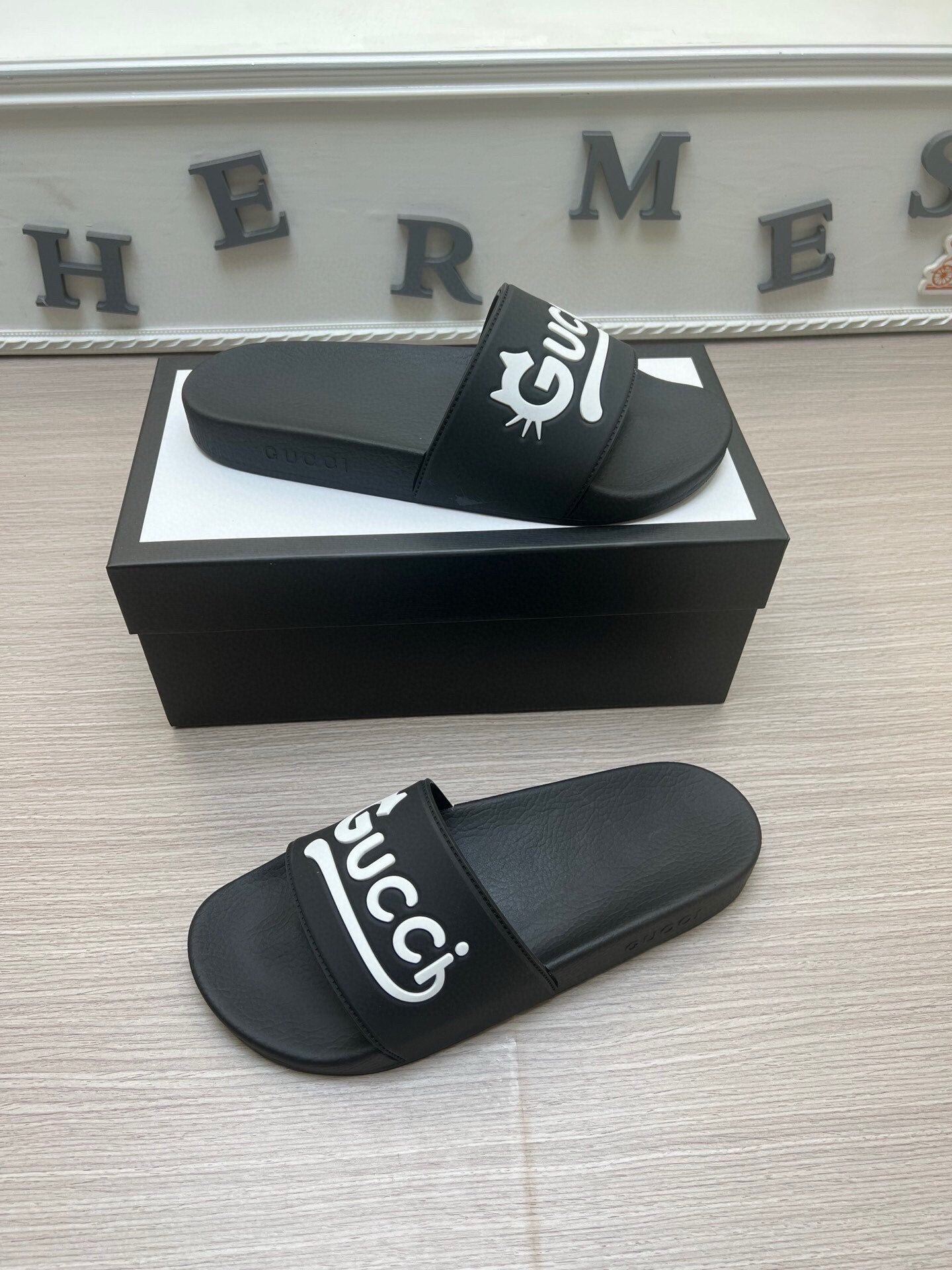 5LB220ZDE Stylish Slippers