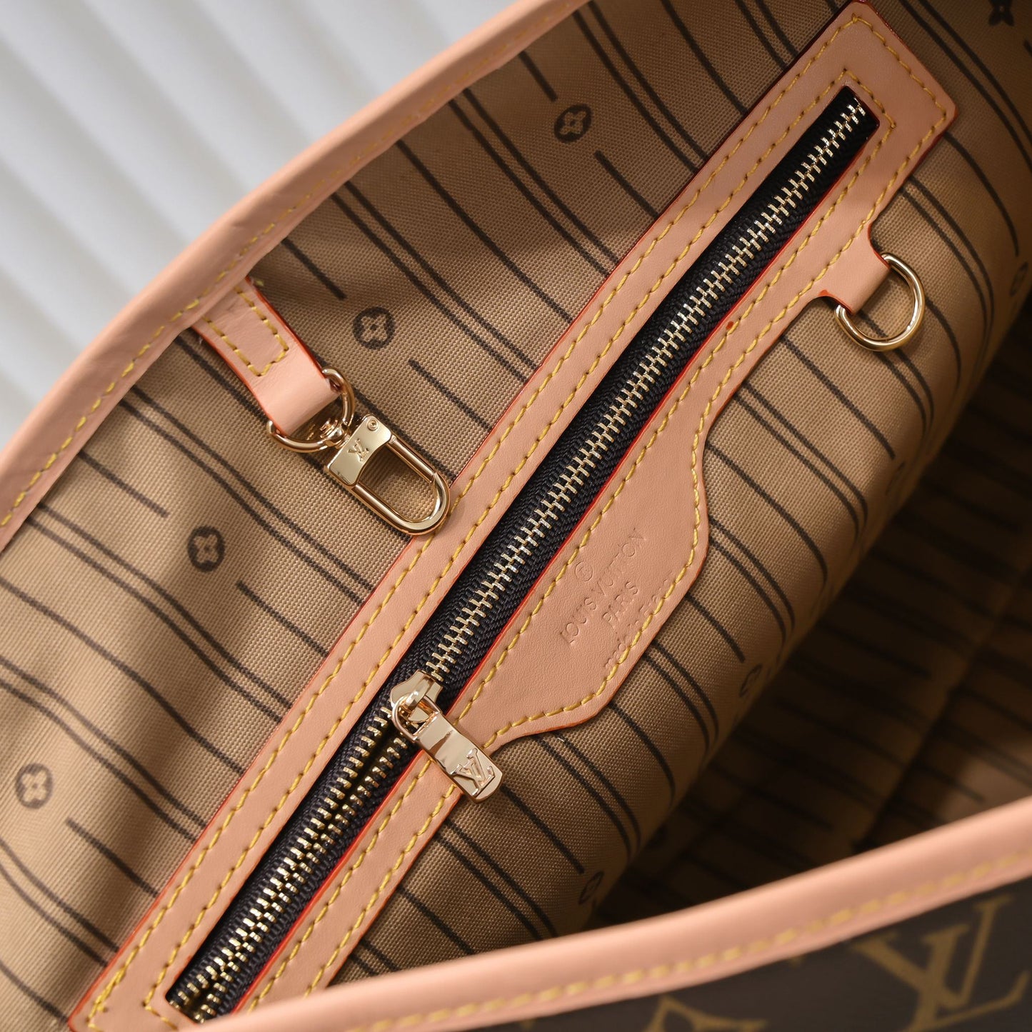 155NE29BDE Stylish leather bag