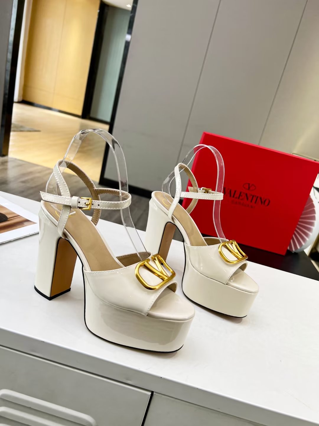 2YVL26ZDE Stylish leather  High heels