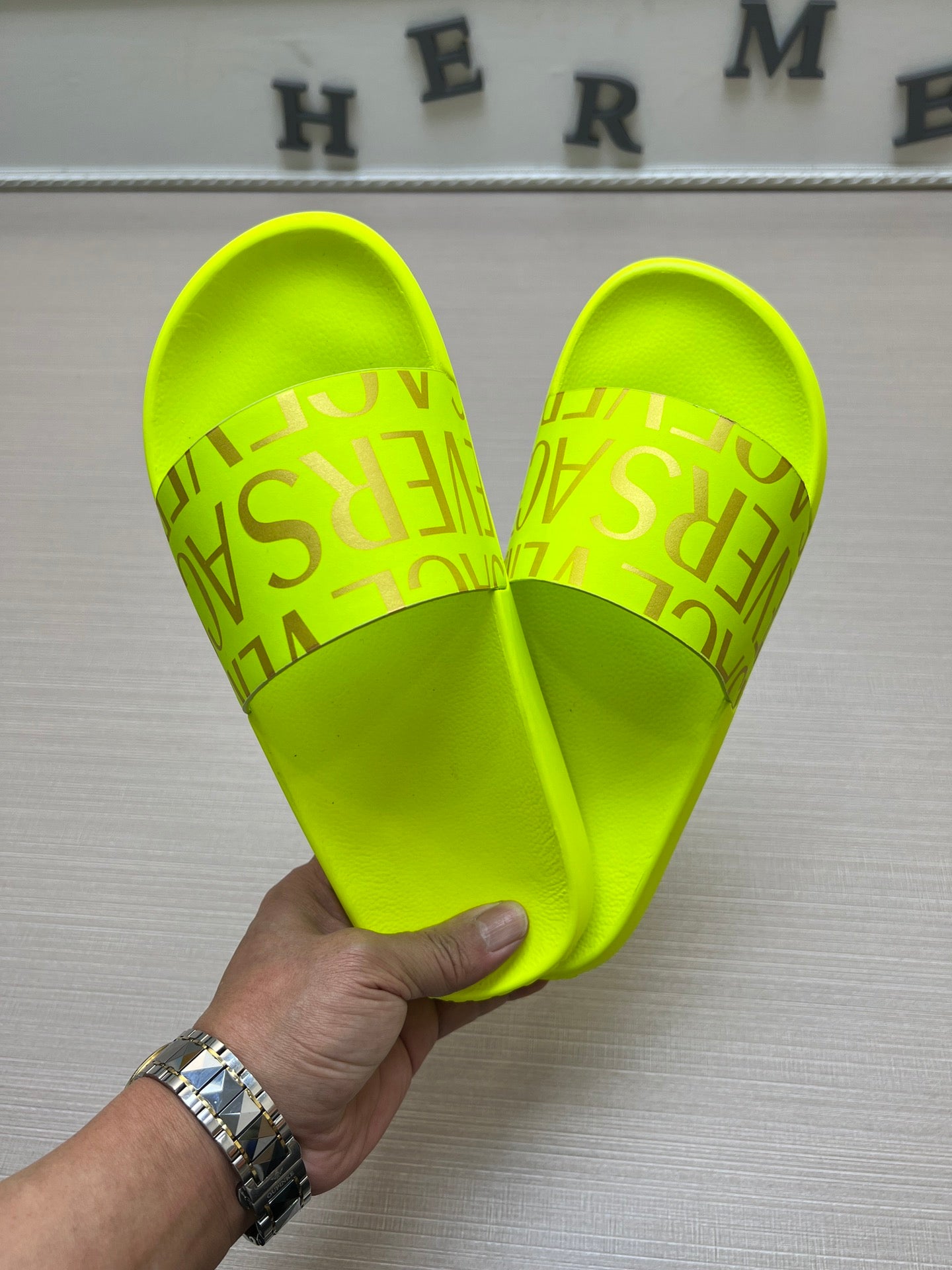 54V108ZDE Stylish slippers
