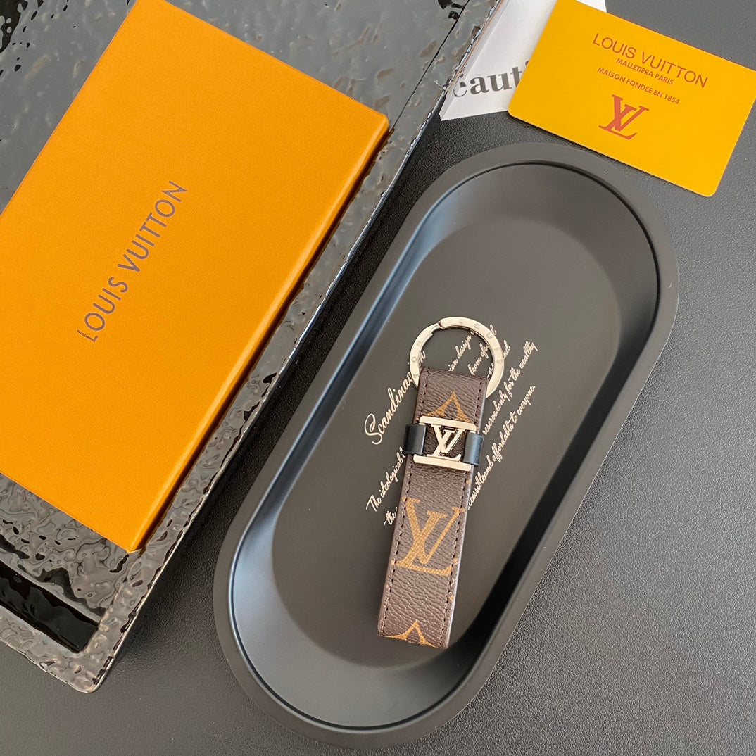 3RE2ADE Stylish key closure