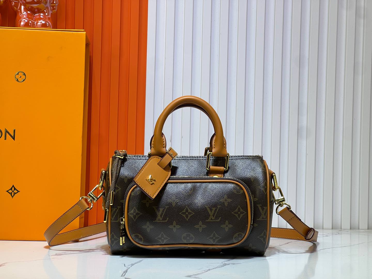 2WE39BDE Stylish leather bag