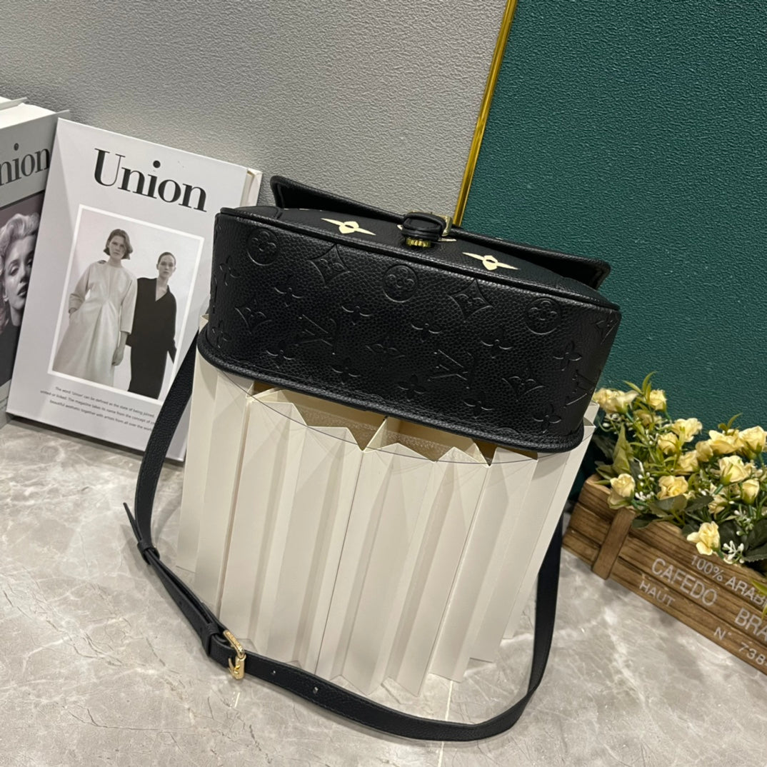 2XE318BDE Stylish leather bag 