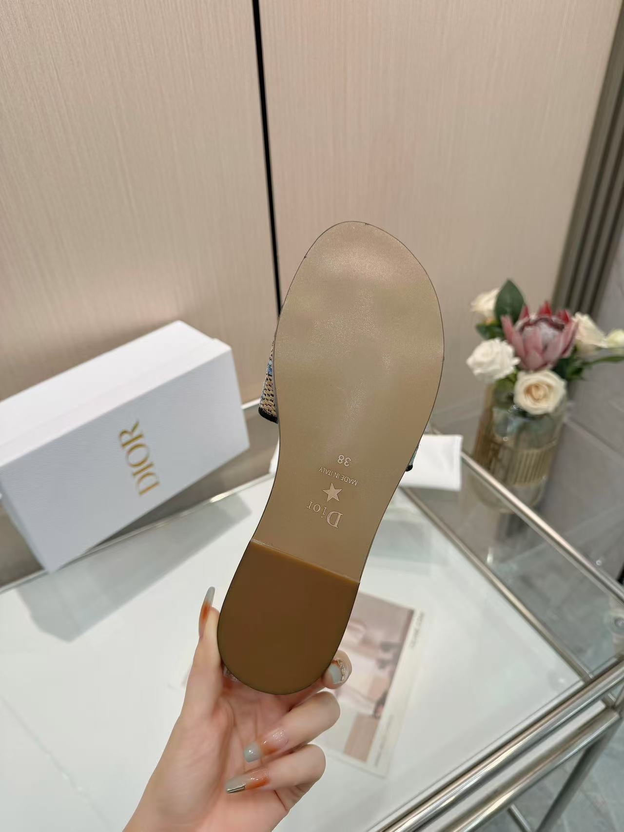 285ZD67ZDE Stylish  Peather Slippers