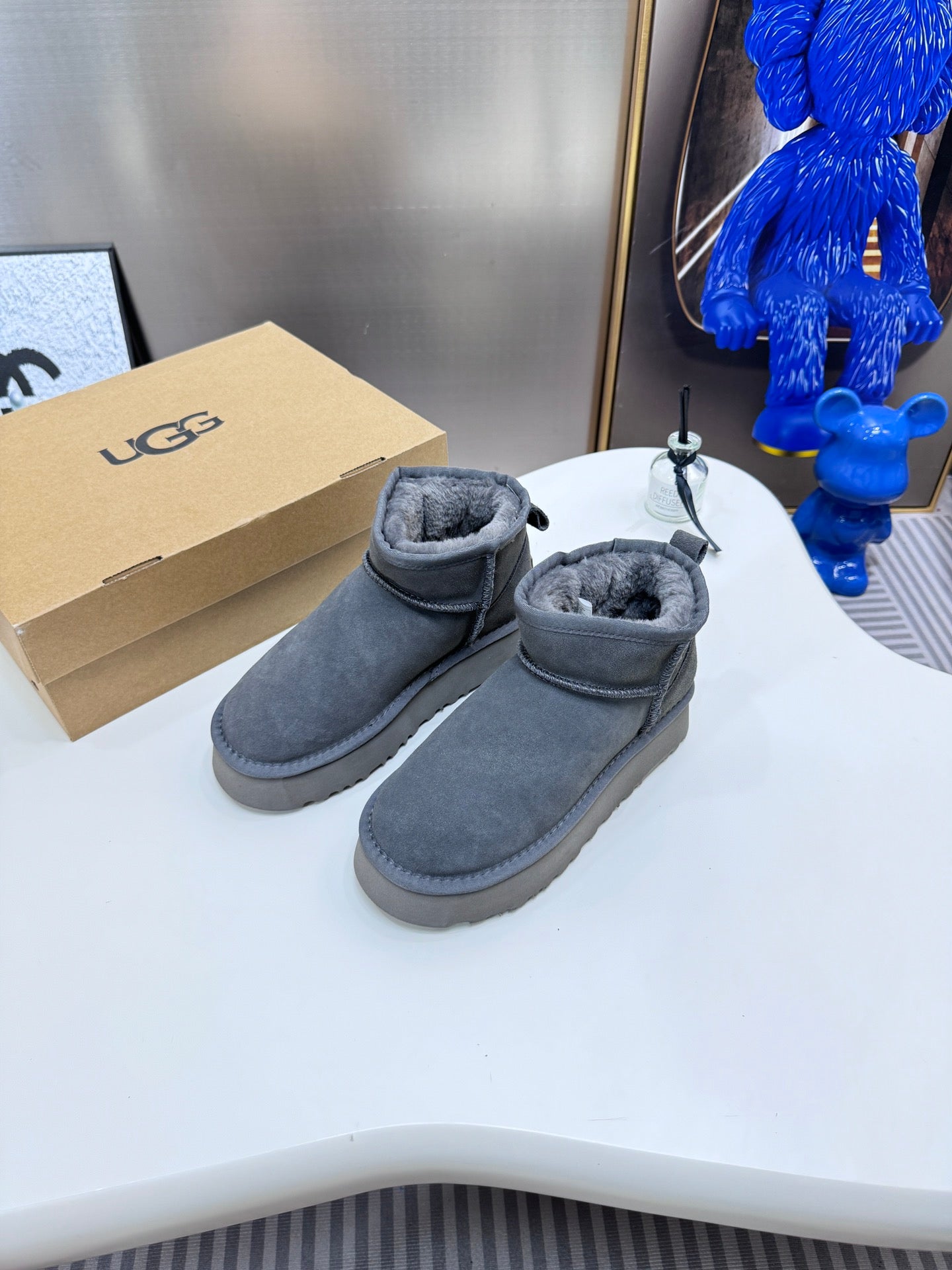 1LU9ZDE Stylish snow boots