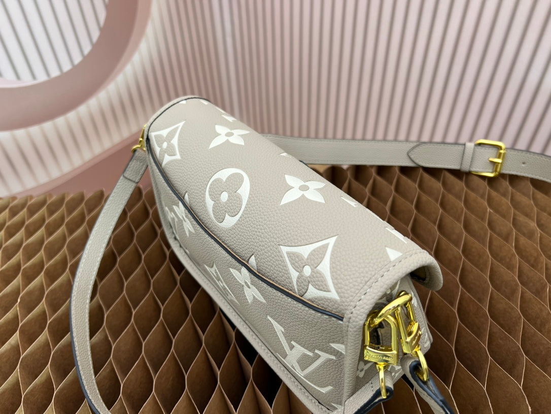 2XE028BDE Stylish leather bag 