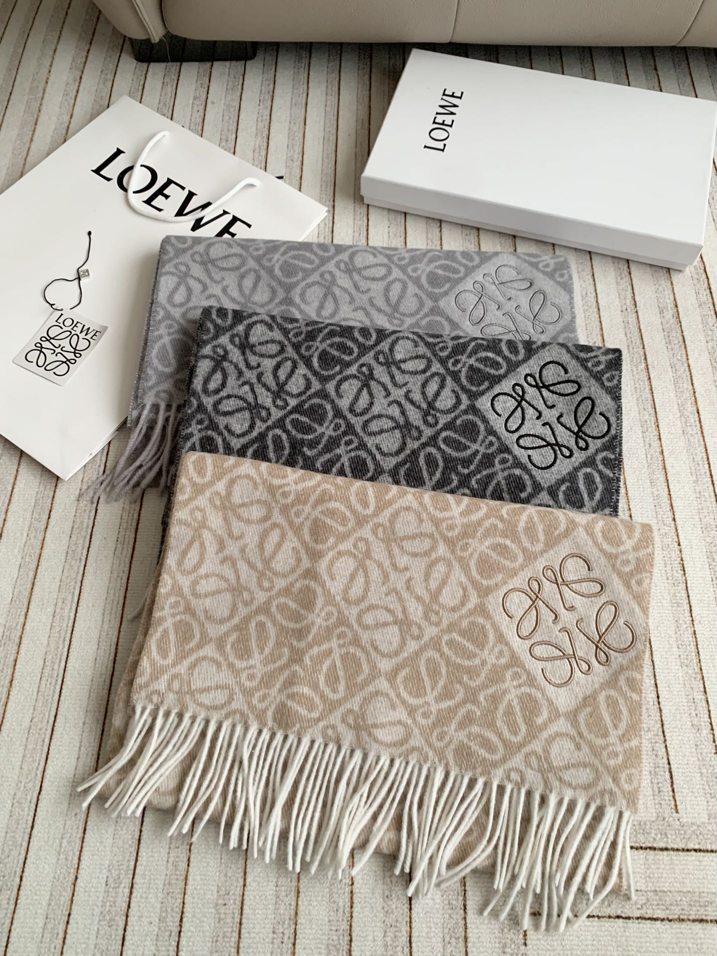 185RA64WDE Stylish Winter Scarves