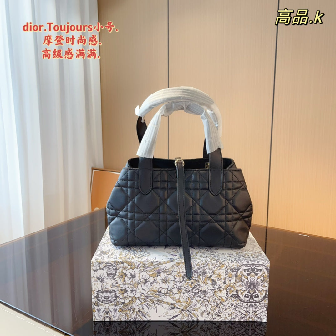 16XC107BDE Stylish leather bag 