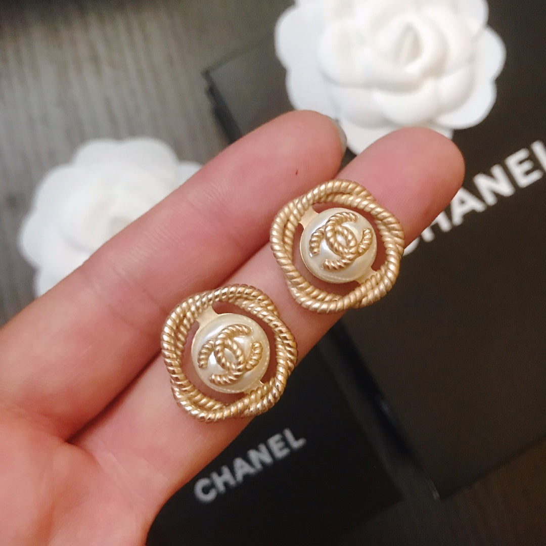 15QC9EDE Stylish Earrings