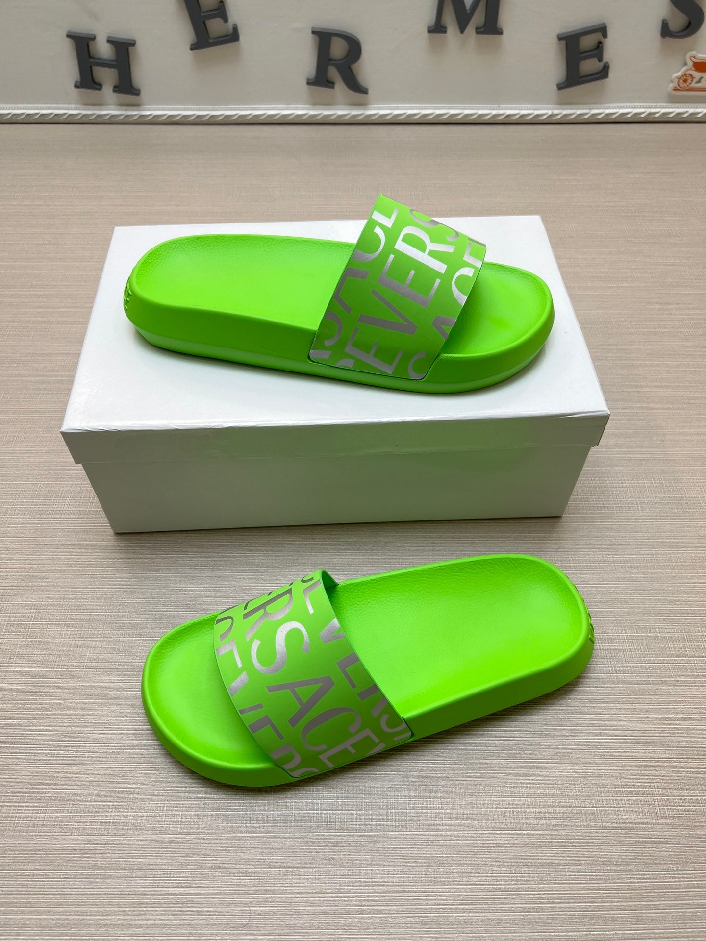 54V108ZDE Stylish slippers