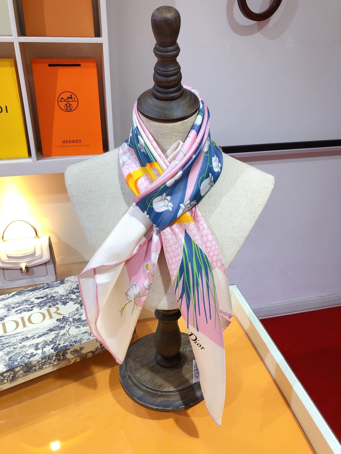 155ND7WDE Stylish Silk Scarve
