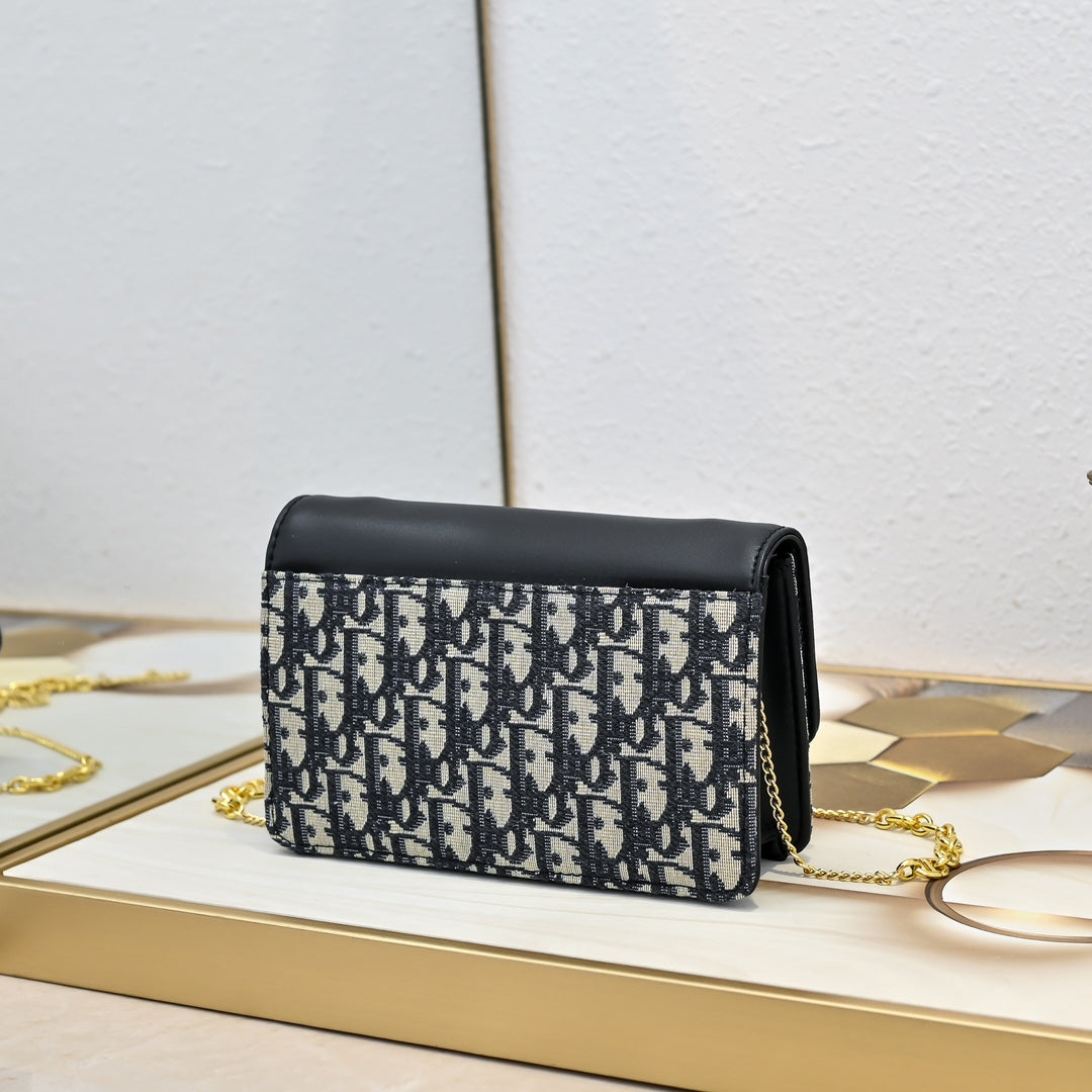 2WD2BDE Stylish leather bag