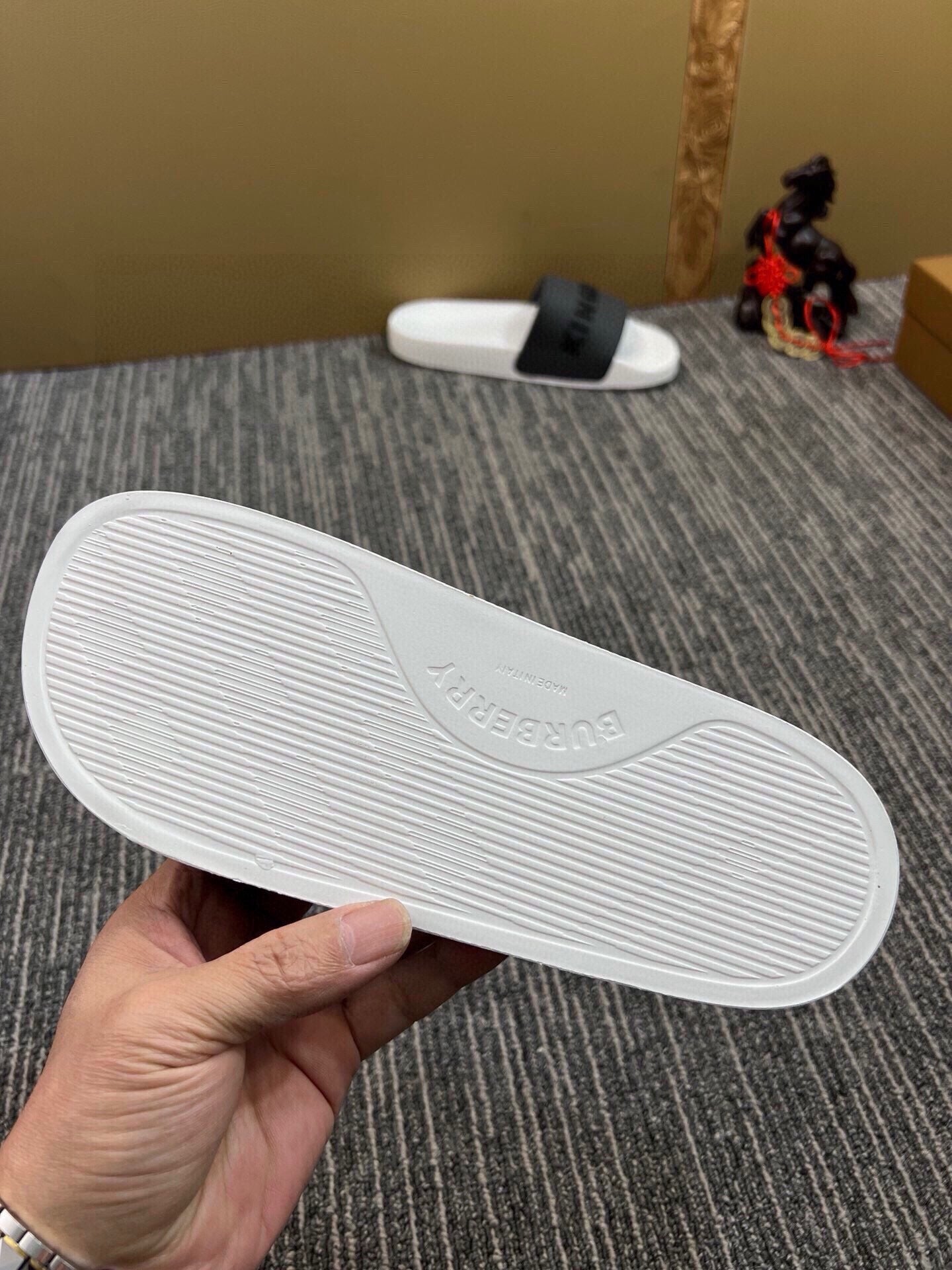 535ZR256ZDE Stylish Slippers