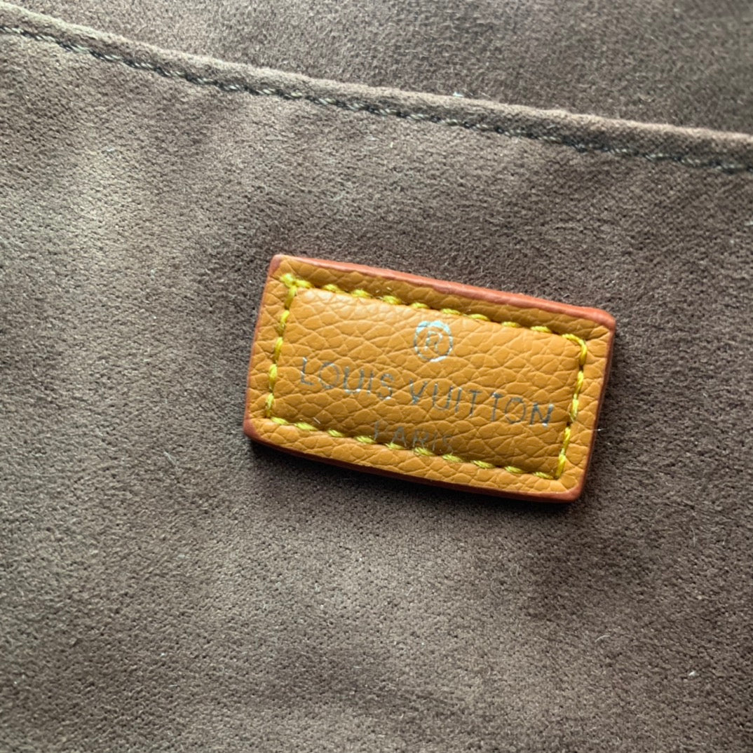 1XE52BDE Stylish leather bag 