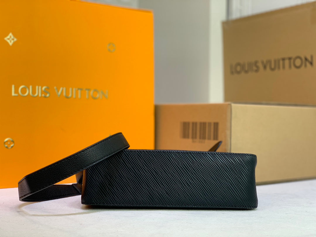 1XE52BDE Stylish leather bag 