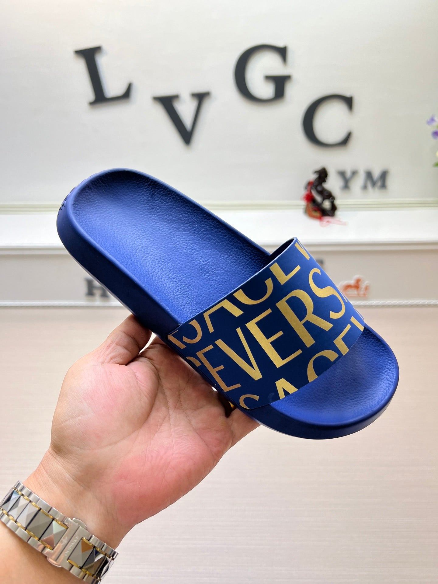 54V108ZDE Stylish slippers