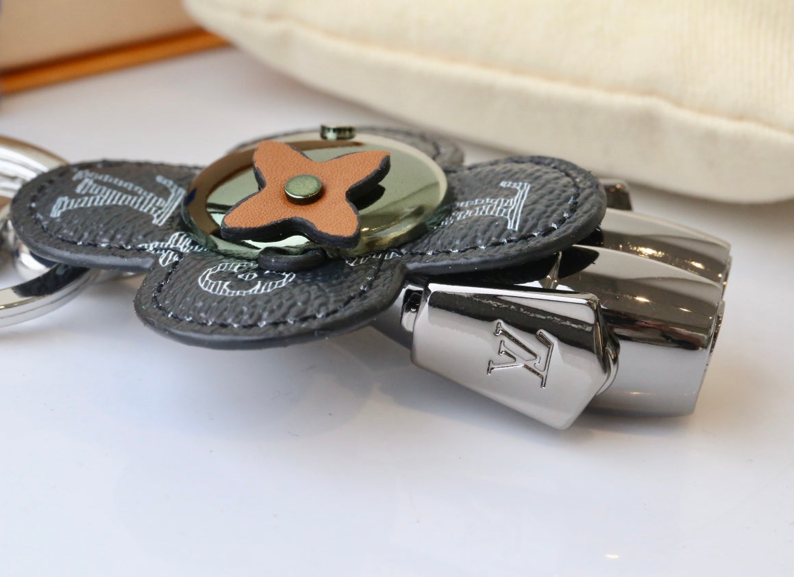 14E68ADE Stylish key closure