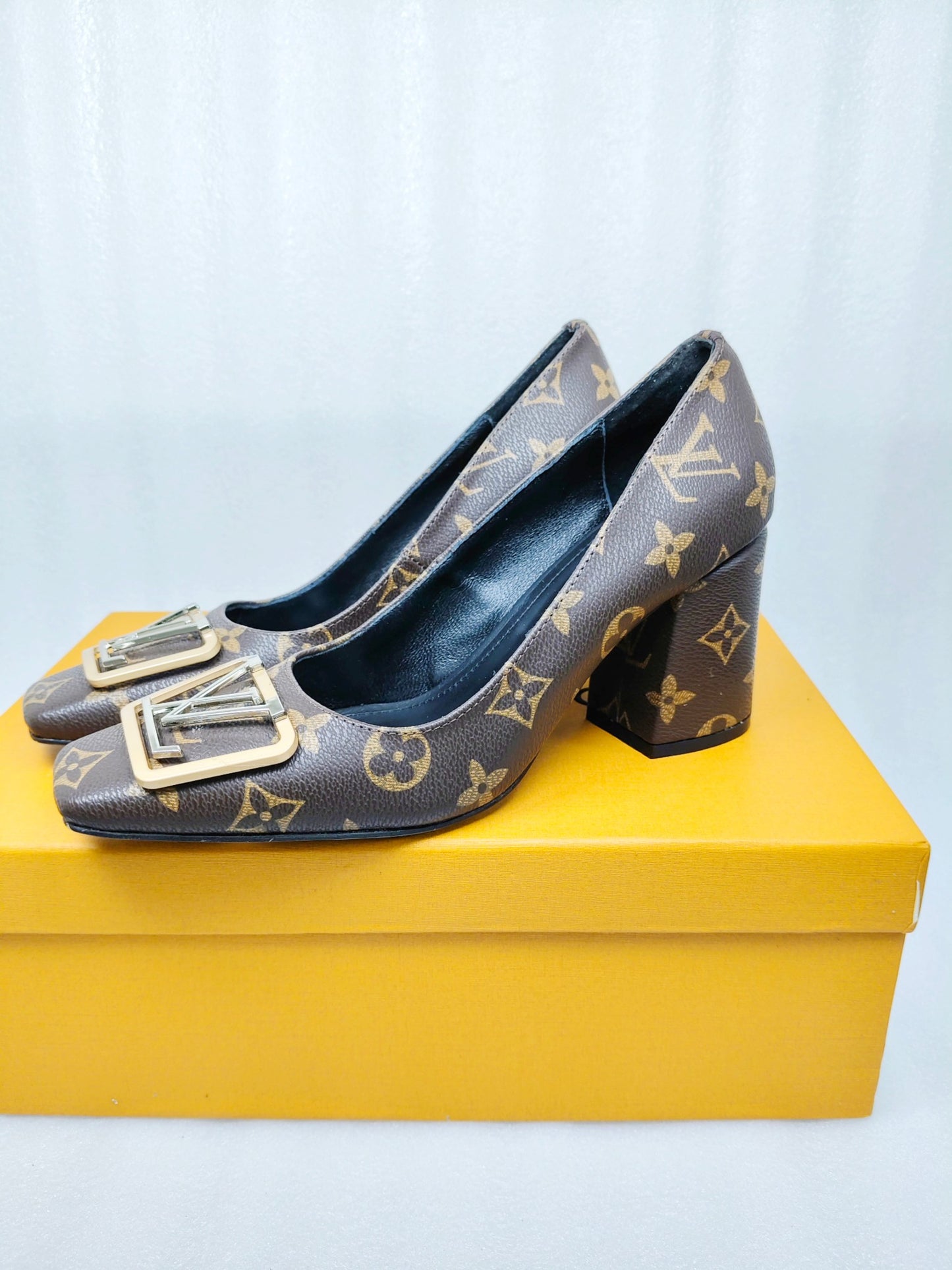 245RE28ZDE Stylish leather  High heels