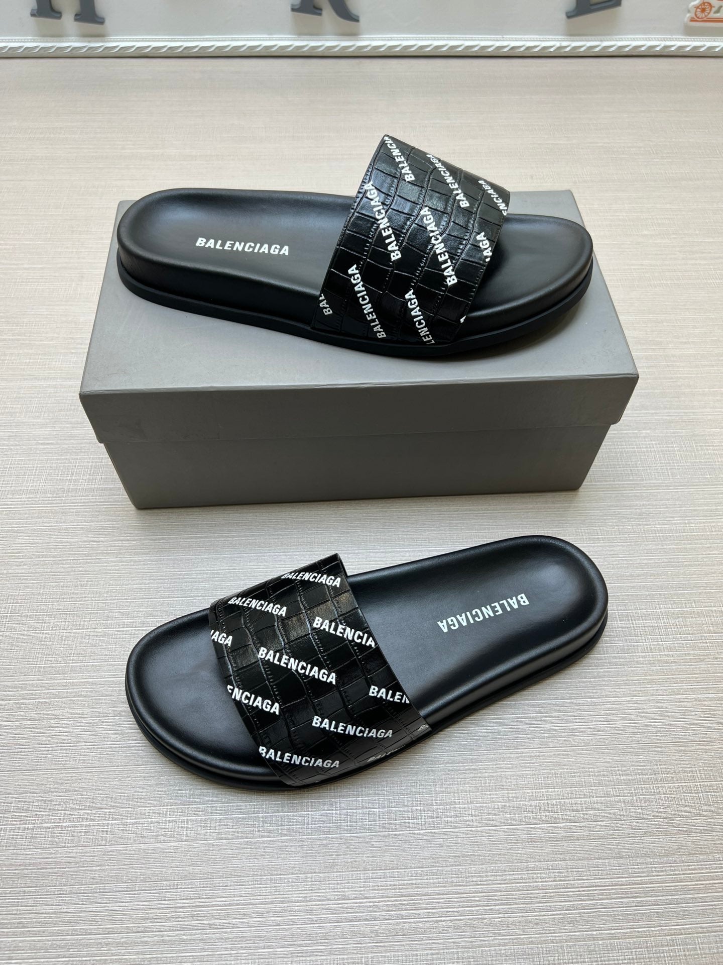 54J99ZDE Stylish slippers