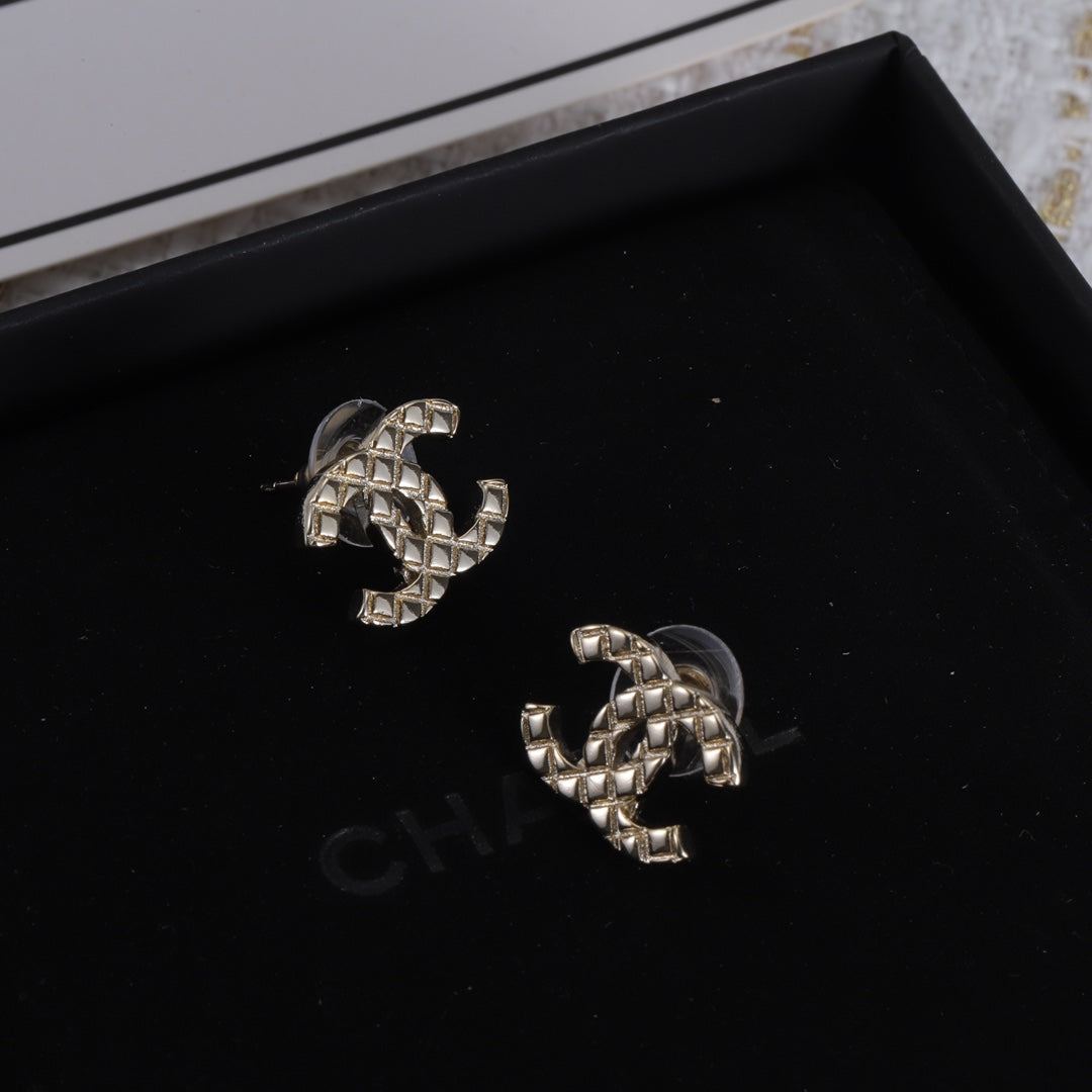 14C7EDE Stylish Earrings