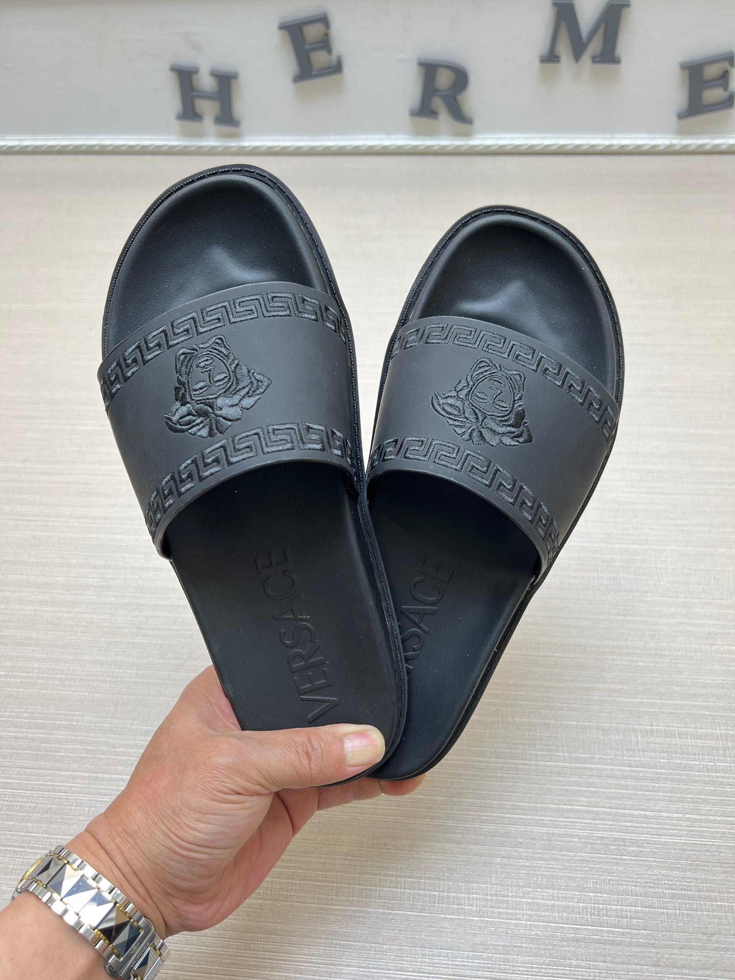 54V53ZDE Stylish slippers