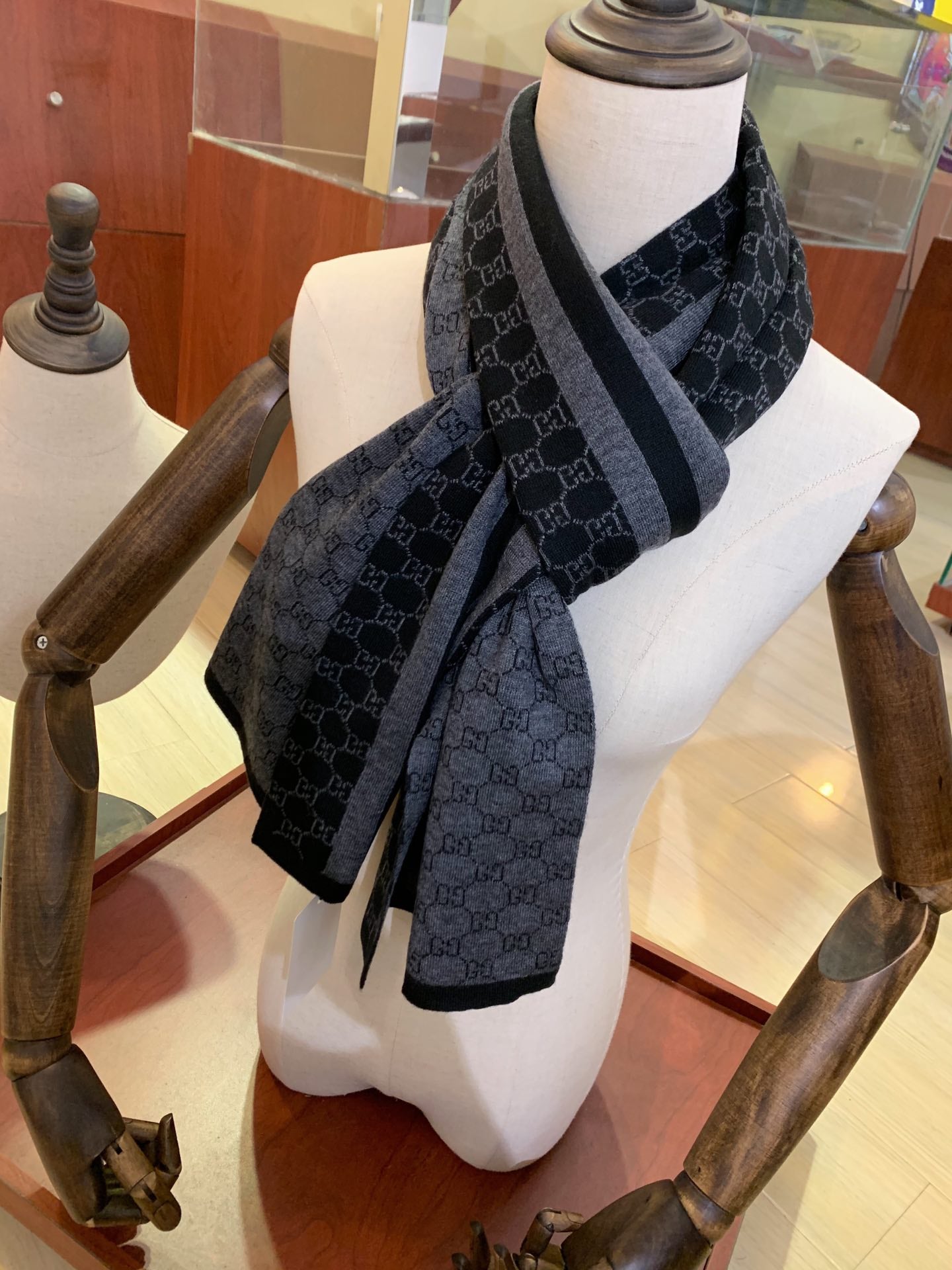 185ZB79WDE Stylish  Winter Scarves