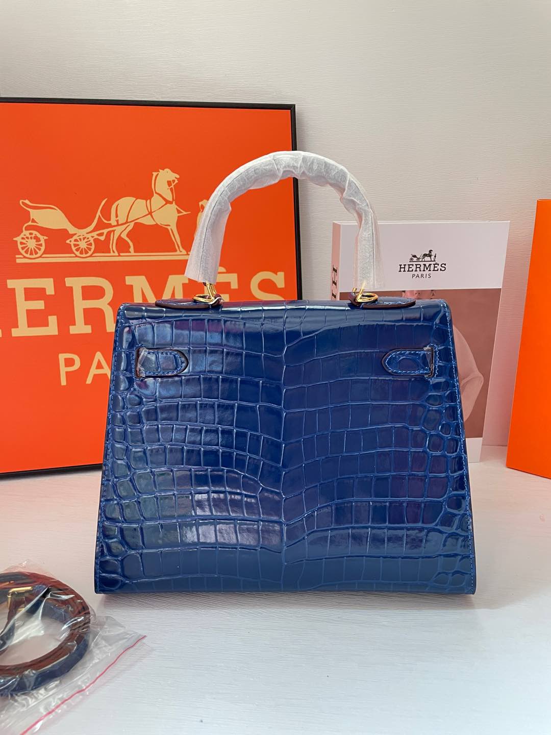 2WH28BDE Stylish leather bag