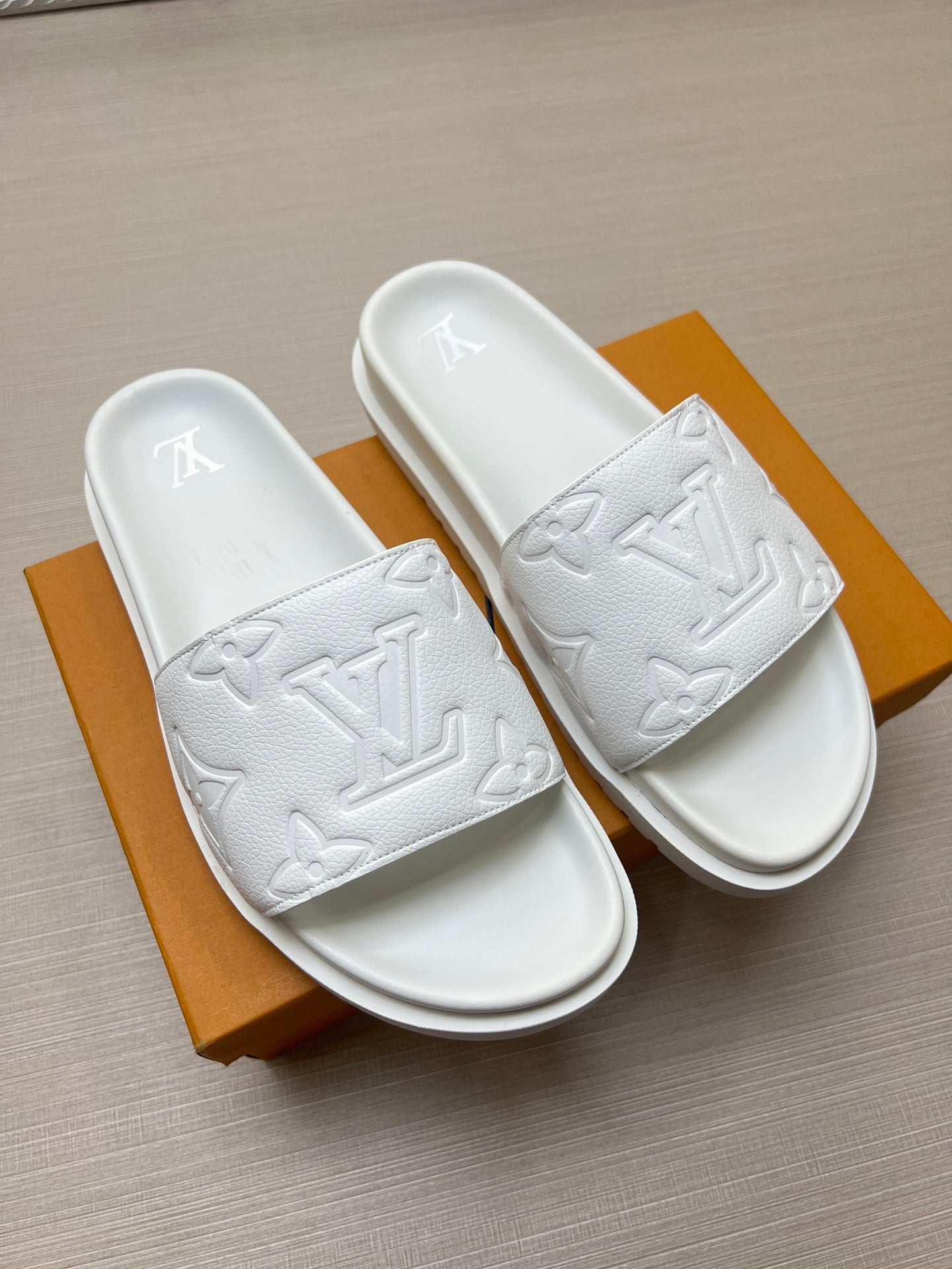 54E3ZDE Stylish slippers
