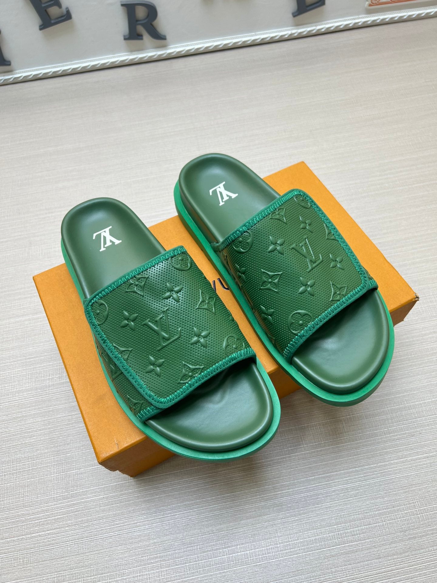 54E112ZDE Stylish slippers