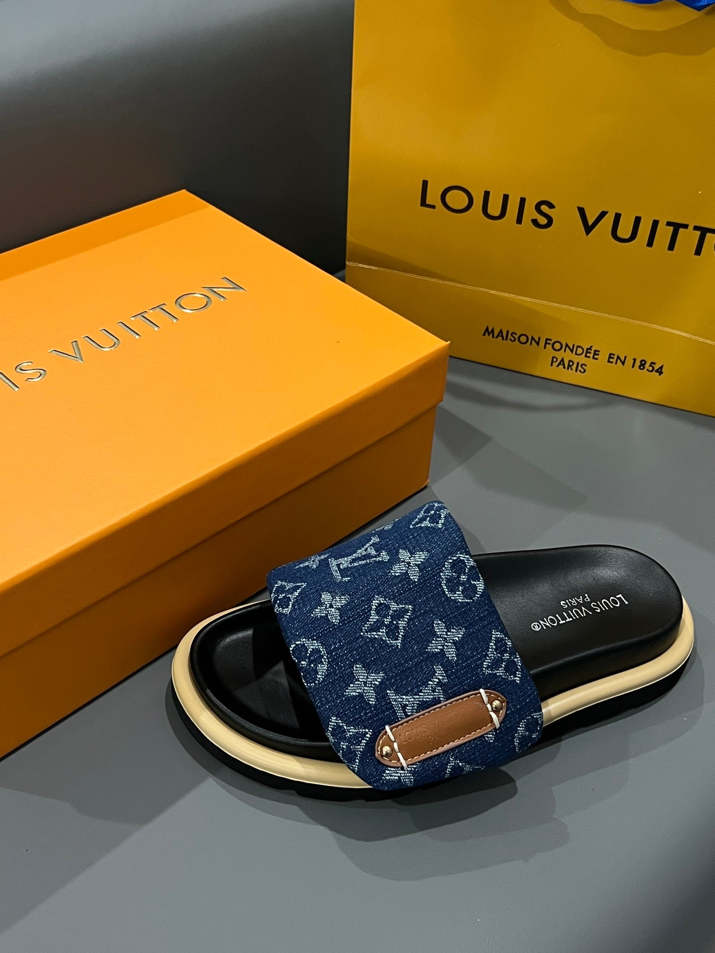 14E73ZDE Stylish Slippers