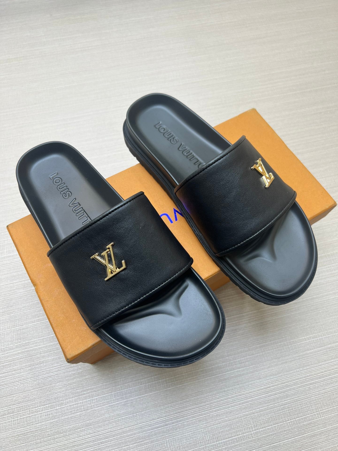 54E9ZDE Stylish slippers