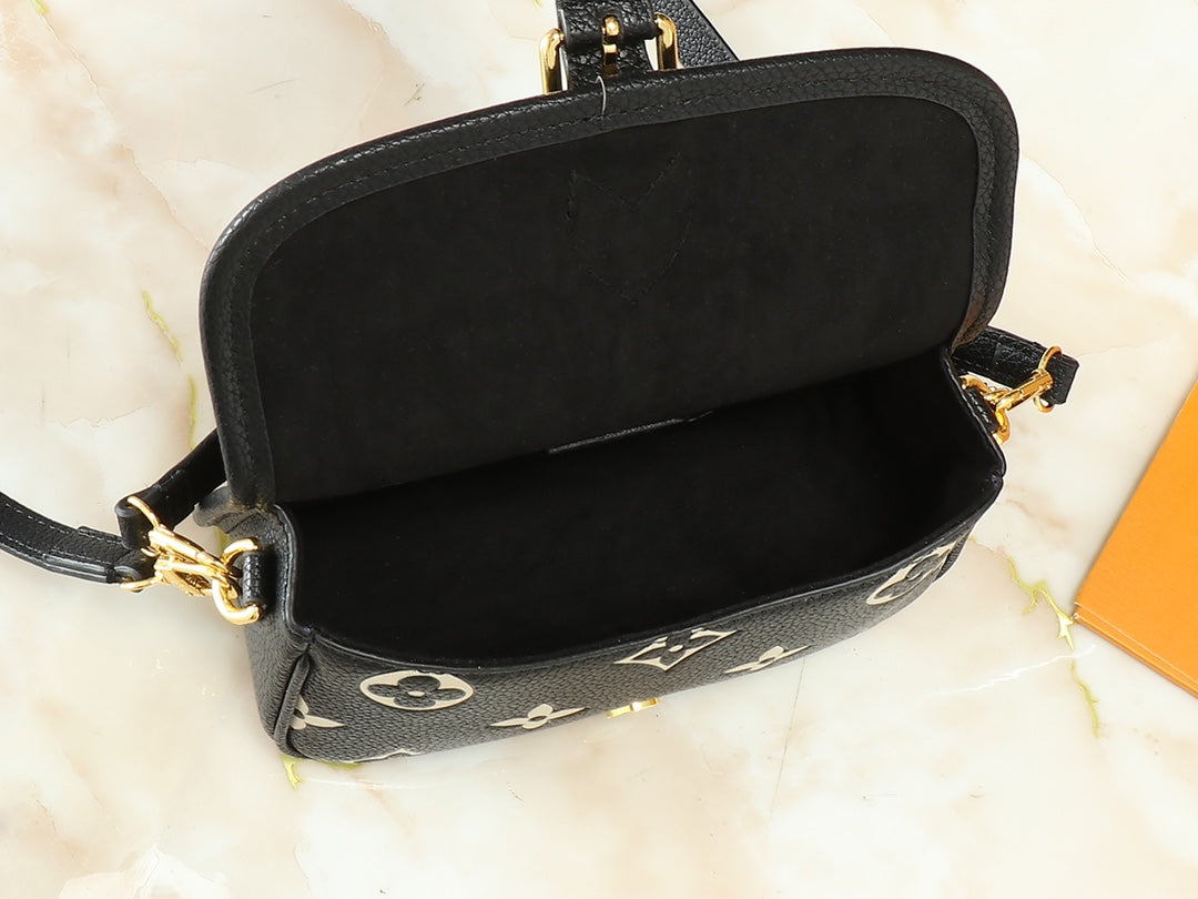 15XE4BDE Stylish leather bag