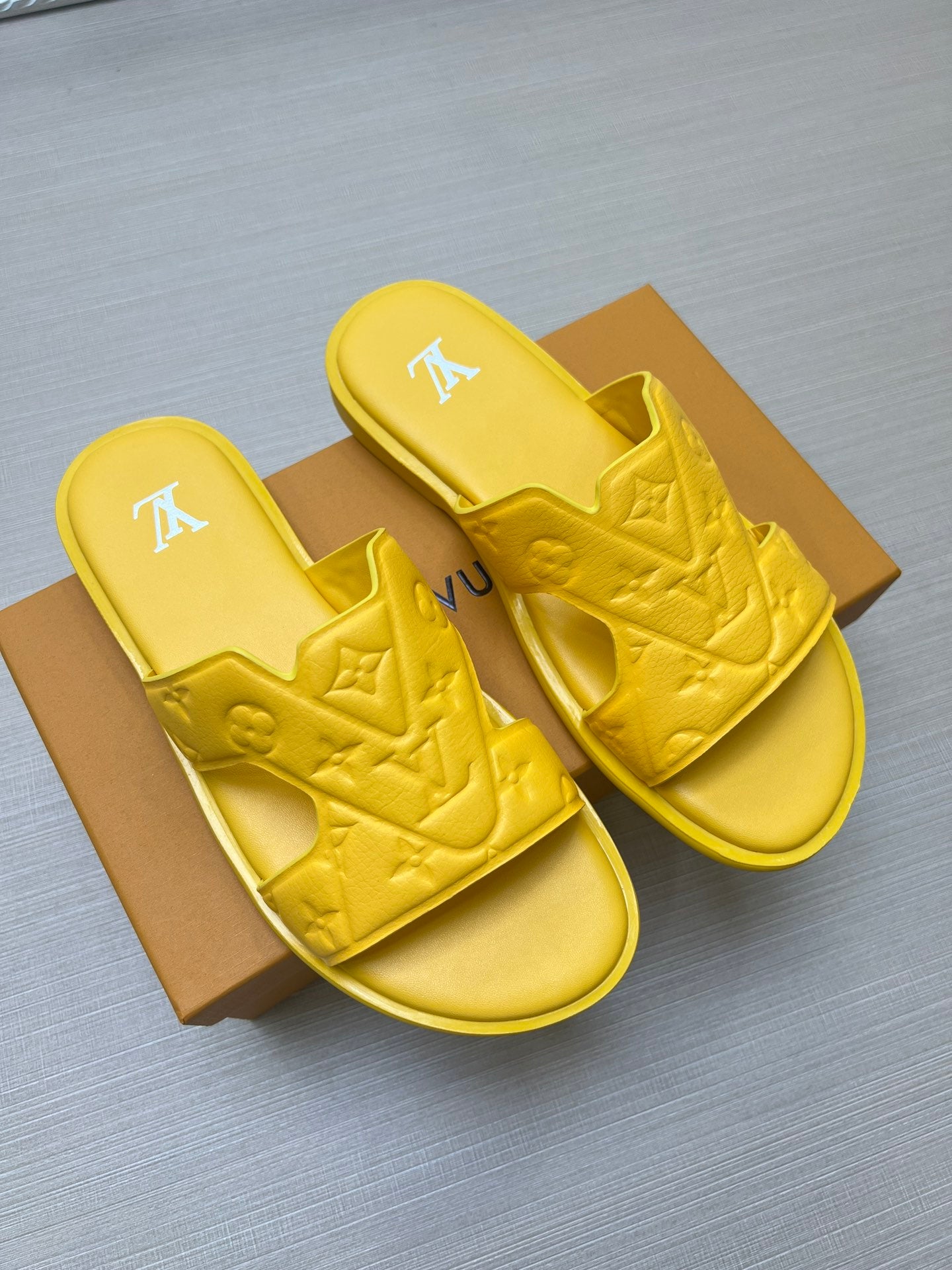 54E22ZDE Stylish slippers