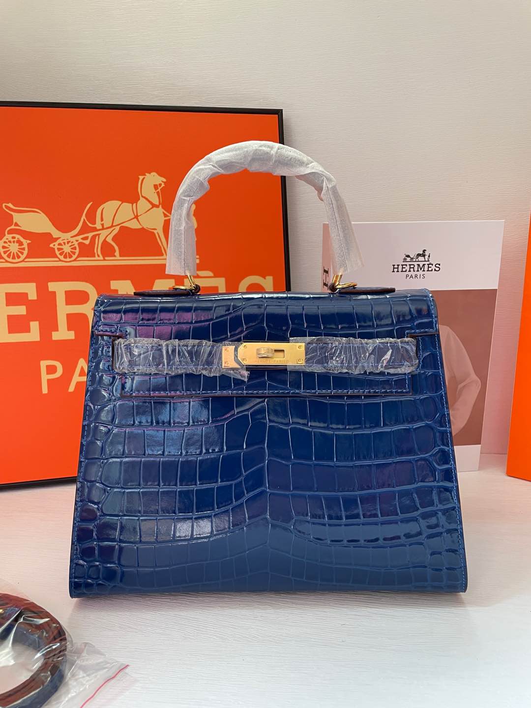 2WH28BDE Stylish leather bag